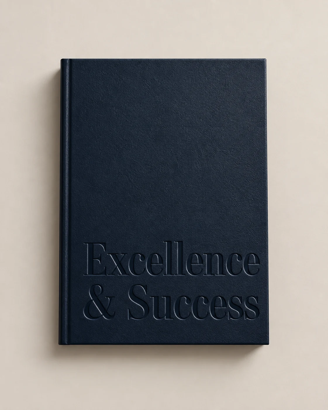 הטבעת שם Excellence & Success על מחברת כהה