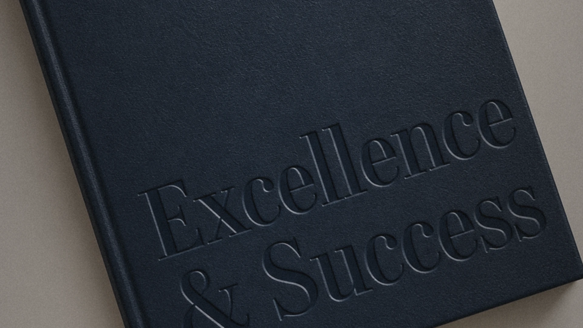 קאבר E&S: הטבעת Excellence & Success על כריכה כהה